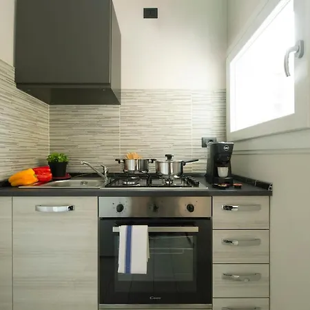 Monolocale X 2 Con Balcone E Cucina - Famagosta * Milánó
