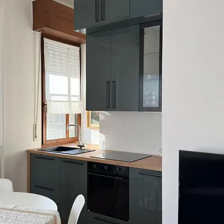 Modern And Bright Two-room Above The M3 Metro ميلان