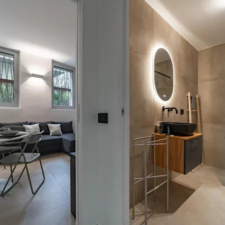 9 Min Walk From Porta Nuova, Design And Elegance דירה