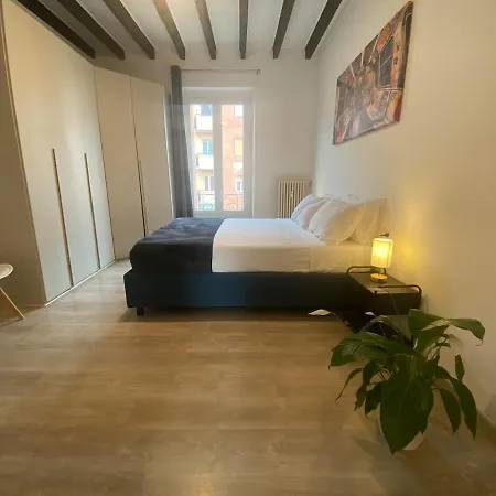 Stylish Flat Near Duomo - Metro 50 M - 4 Guests * Milano