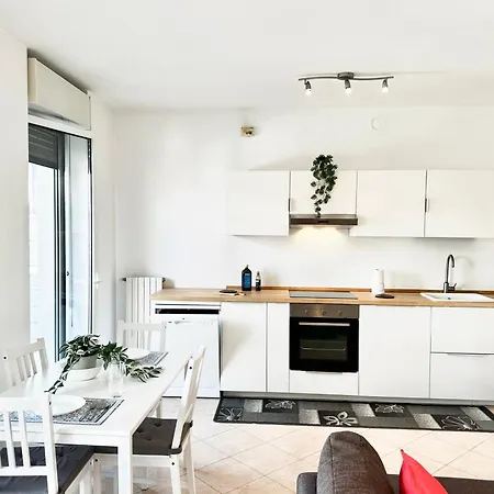 Peaceful Oasis With Balcony And Parking, Apartment Mailand