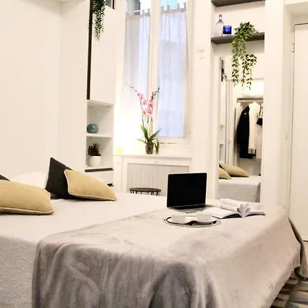 Cozy Among The Liveliest Street Of Isola Apartment