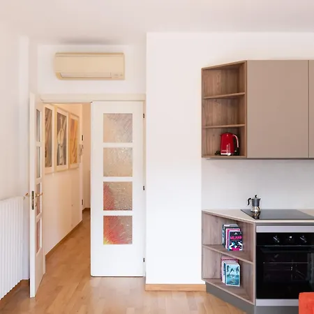 Elegant One Bedroom Bocconi Lägenhet