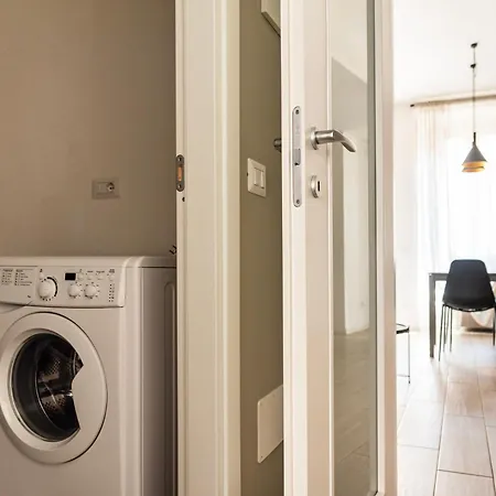 Youhosty - With Ac, Metro Stop Apartment