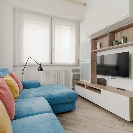 Guesthost - Lovely Flat Near Frattini M4 Apartment Mailand