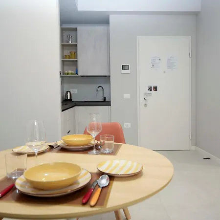 Elegante E Luminoso In Zona Navigli Appartement