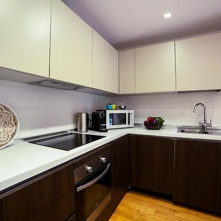 Apartment One-bedroom Unit G With Garden *