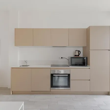 Guesthost - Lovely In Maggiolina *