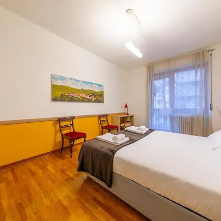 - Spacious And Bright Apartment, Elegant Area Milano