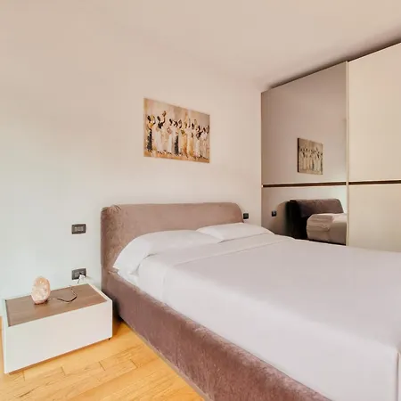 Hostmate - - Ulpio Traiano Milánó