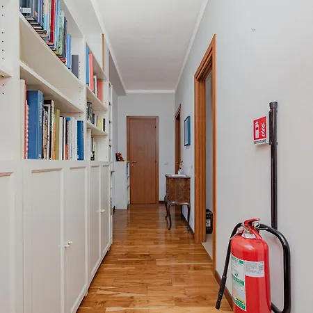 Stylish Near Duomo, Near Metro, Balcony Apartment *