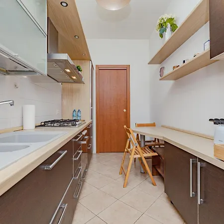 Stylish Near Duomo, Near Metro, Balcony Apartment Milan