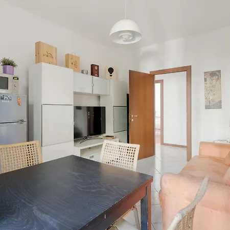 Guesthost - Bright Comfy Милан