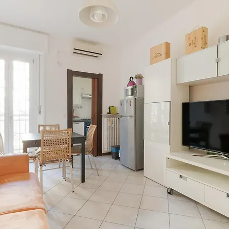 Guesthost - Bright Comfy Милан