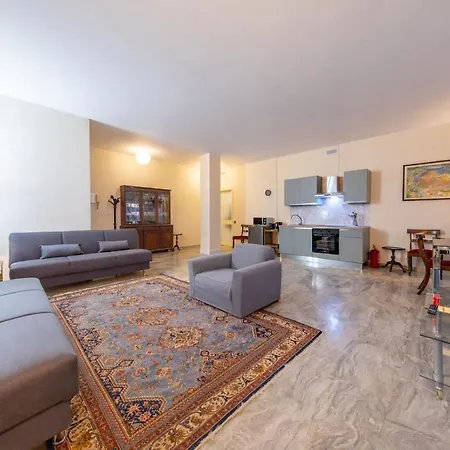 - Spacious And Bright Apartment, Elegant Area Milano