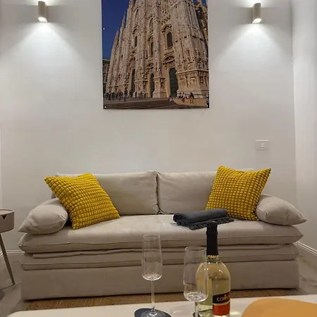Premium Duomo Metro1, Comolake Trains11 Milaan