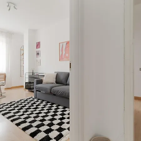 Guesthost - Cozy Flat Near Gorla M1 شقة *