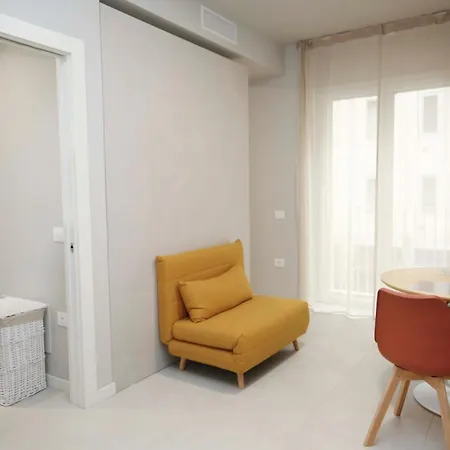 Elegante E Luminoso In Zona Navigli Appartement