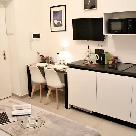 Cozy Among The Liveliest Street Of Isola Apartment