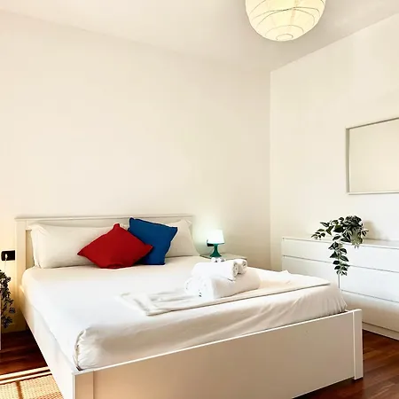 Peaceful Oasis With Balcony And Parking, Apartamento Milán