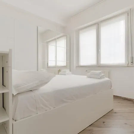 Guesthost - Lovely Flat Near Frattini M4 Daire Milano