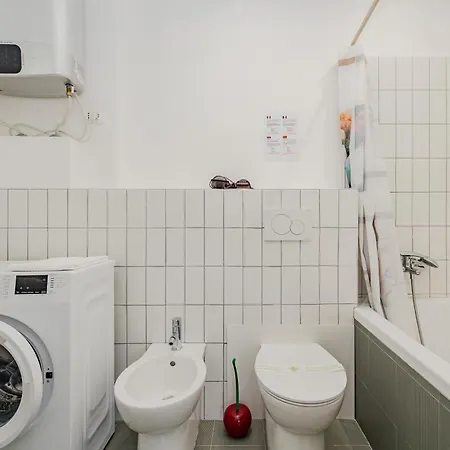 Isola - 2 Bedrooms - Free Parking *