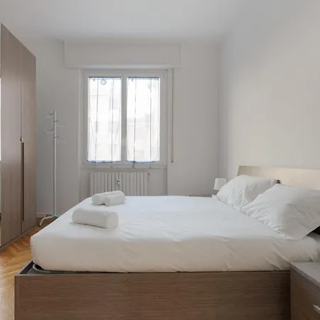 Guesthost - Certosa Cozy Flat With Balcony Lägenhet