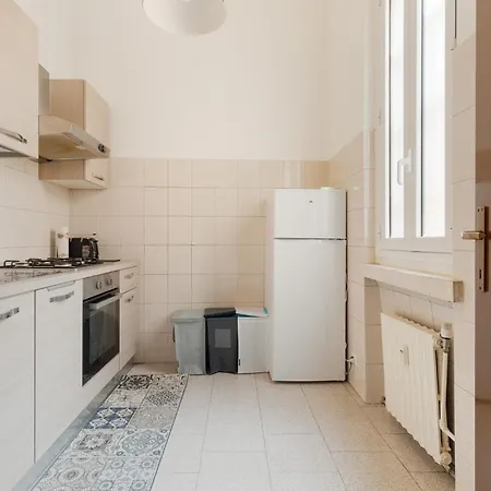 Guesthost - Morazzone Bright And Cozy Design Flat Milano