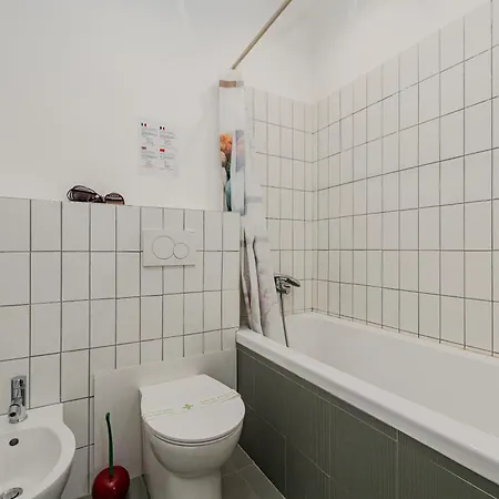 Isola - 2 Bedrooms - Free Parking