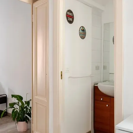 Stylish Flat Near Duomo - Metro 50 M - 4 Guests * Milánó