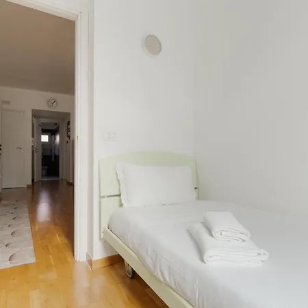 Guesthost - Modern In Corvetto Apartment Milan