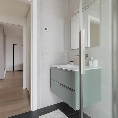Guesthost - Lambrate Modern Flat With Terrace * Милан