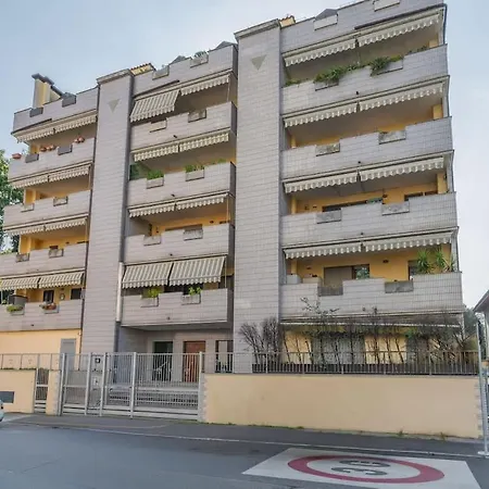 Appartamento Homey Grandeur - Spacious With Terrace & Wi-fi *