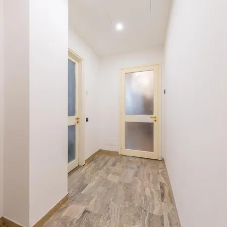 - Spacious And Bright Apartment, Elegant Area