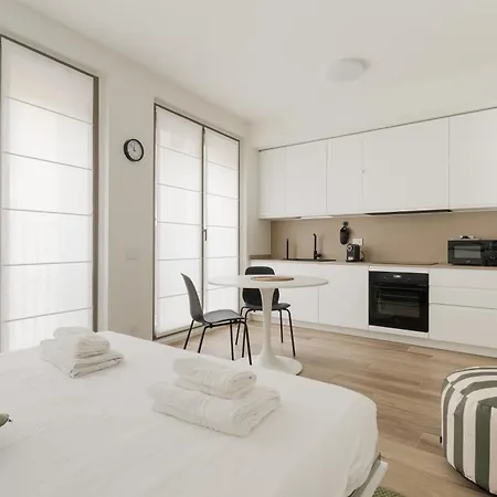 Guesthost - Modern In Moscova Mediolan