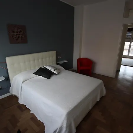 Bruzzanese Apartment Milan