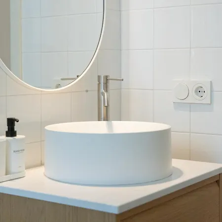 Chic Design 80 Sqm - Sleeps 6 - Metro 2 Min *