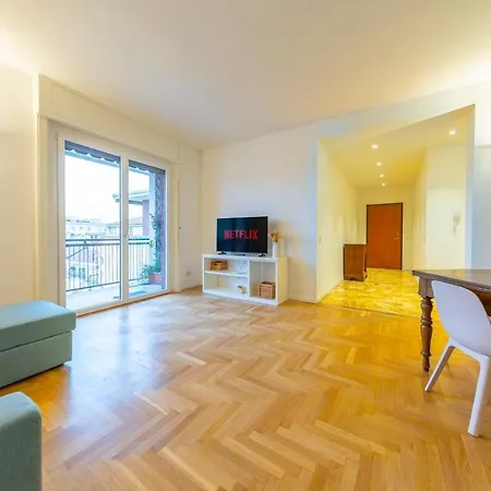 Spacious And Bright 2bdr, 2 Bathrooms Daire Milano