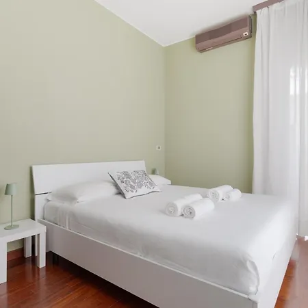 Guesthost - Porta Romana Balcony Flat Milano
