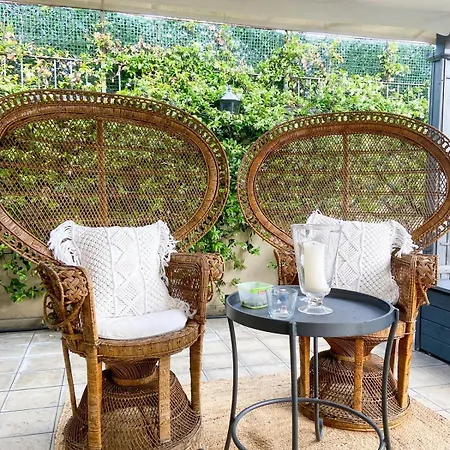 Διαμέρισμα Cozy With Balcony Metro Minutes Away *