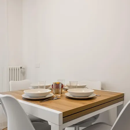 公寓 Modern Apt, 25 Min Duomo, Metro 5 Min & Wifi 米兰