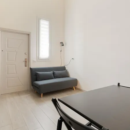 Guesthost - Cozy Loft With Mezzanine Lägenhet *