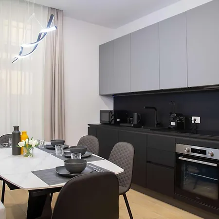 Stylish 1br Near Διαμέρισμα