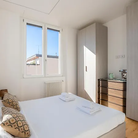Bright Design Apartment - Isola District - Metro M3 Appartamento Milano