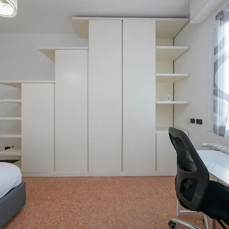 Homelovers Bright And White House Navigli District *