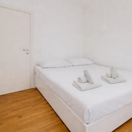 Isola - 2 Bedrooms - Free Parking