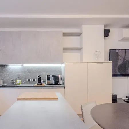 Διαμέρισμα Isola Oasis - Loft With Garden & Free Private Garage *