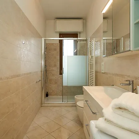 3 Flat, 15 Minutes From Navigli-humanitas * Milão