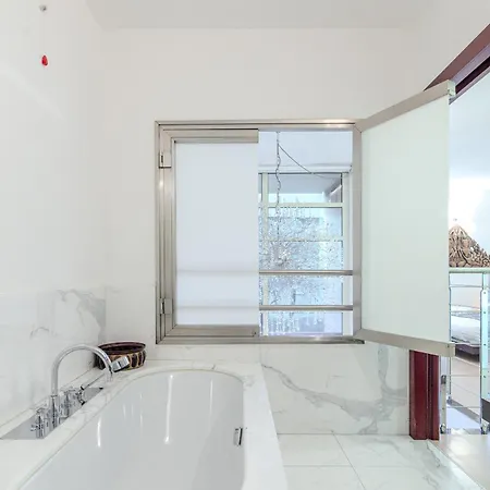 Isola Oasis - Loft With Garden & Free Private Garage