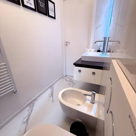 Modern Apt, 25 Min Duomo, Metro 5 Min & Wifi Διαμέρισμα *